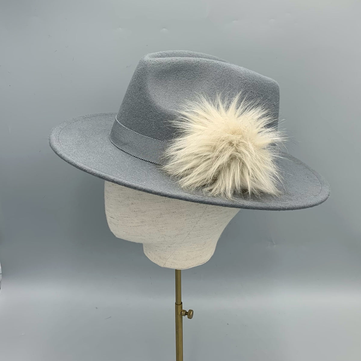 TouchéToday - Greyish hat feather